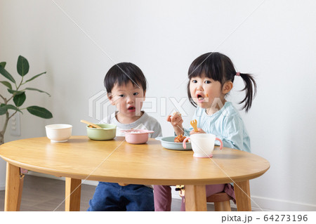 子供 食事 子供 食事 64273196