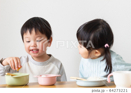 子供 食事の写真素材 子供 食事の写真素材
