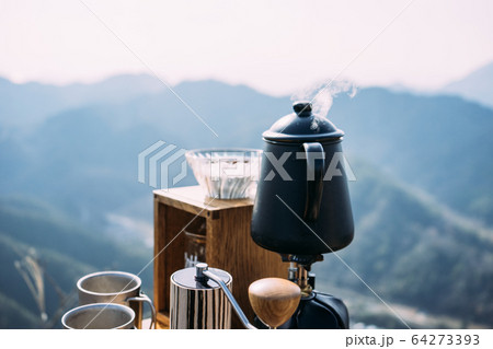 山で淹れるコーヒー 64273393