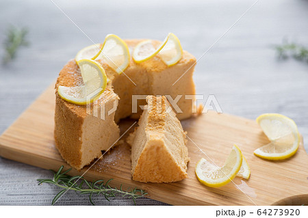 レモンシフォンケーキ レモンシフォンケーキ 64273920