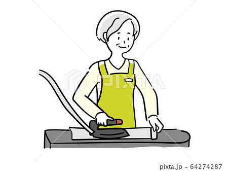 クリーニングでアイロンを掛けるシニア女性 クリーニングでアイロンを掛けるシニア女性 64274287