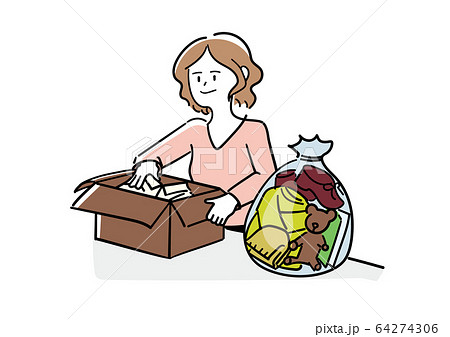 ものを仕分けする女性 64274306