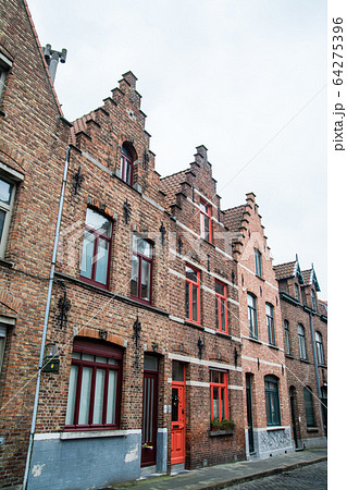 ベルギーのブルージュの街並み 階段状の屋根の付いた赤煉瓦の建物 ベルギーのブルージュの街並み 階段状の屋根の付いた赤煉瓦の建物 64275396