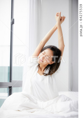 美人 女性 部屋 リラックス 窓 ベッド 人物 素材の写真素材