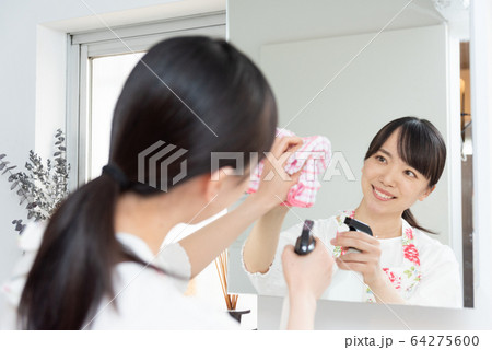 洗面所の拭き掃除をする若い女性 64275600