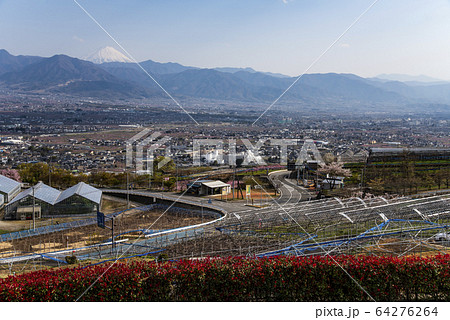 山梨県笛吹川フルーツ公園付近から見た風景 64276264