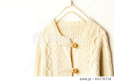 白バックにライトベージュ系白の厚手カーディガン 白バックにライトベージュ系白の厚手カーディガン 64276718