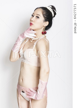踊るバーレスクダンサー 64277371