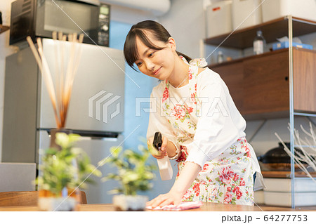 自宅でお掃除をする若い女性 64277753