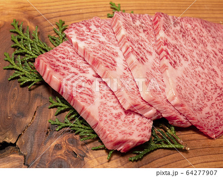 フレッシュな米沢牛の焼肉用上カルビ厚切り 64277907