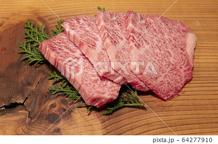 フレッシュな米沢牛の焼肉用上カルビ厚切り 64277910