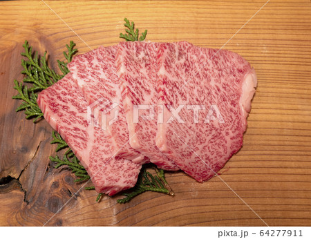 フレッシュな米沢牛の焼肉用上カルビ厚切り 64277911