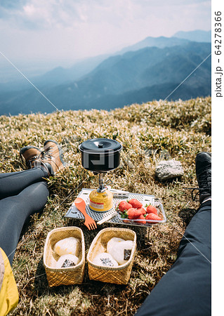 竜ヶ岳山頂　登山のランチ 64278366