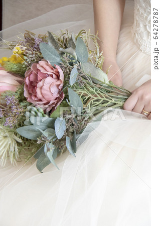 花嫁と花束 64278787