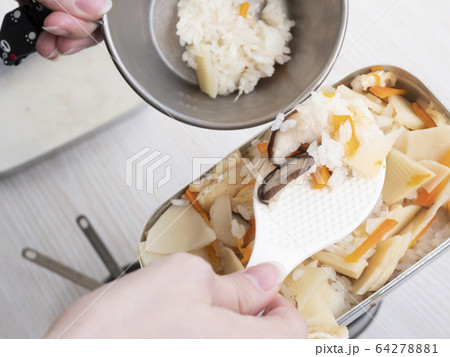 手作りのおいしいアウトドア料理【たけのこごはん】 64278881