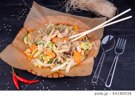 Wok noodles with shrimp, vegetables and sesame 64280036