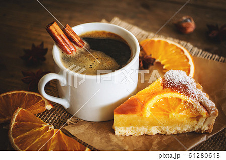 コーヒーとオレンジタルト　カフェイメージ画像 64280643