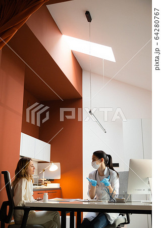 Caucasian lady visiting pediatrician of her small kid 64280767