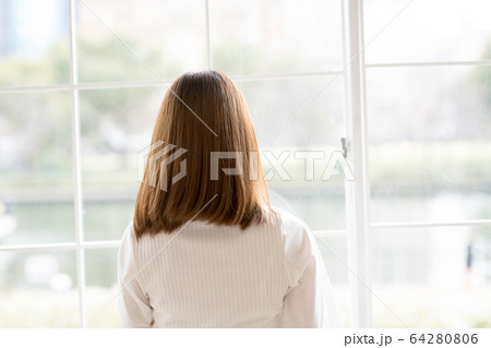 後ろ姿女性 64280806