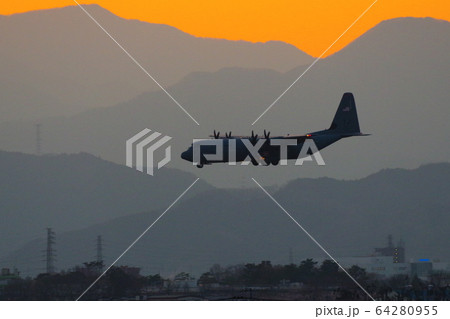 夕暮の中を飛行するC-130ハーキュリーズ 64280955