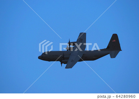 夕暮の中を飛行するC-130ハーキュリーズ 夕暮の中を飛行するC-130ハーキュリーズ 64280960