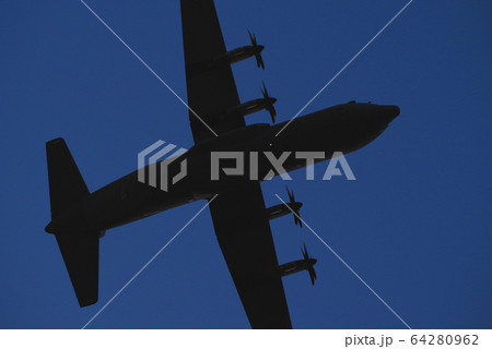 夕暮の中を飛行するC-130ハーキュリーズ 64280962