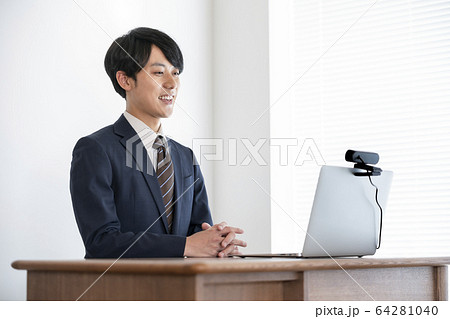 ウェブカメラに向かって話す男性　オンラインチャット　ビデオ会議　イメージ 64281040