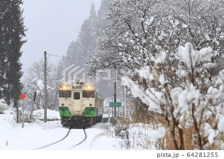 雪景色の只見線 64281255