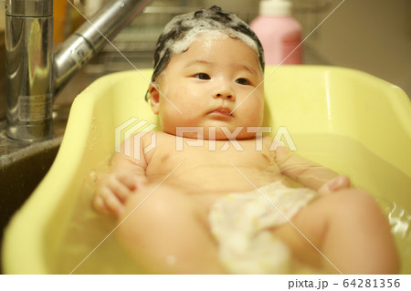 沐浴する女の子の写真素材