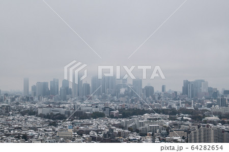 日本の東京都市景観　新型肺炎　凍てつく都心（新宿副都心）＝29日（感染爆発、…32年ぶりの積雪） 64282654
