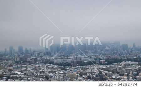 日本の東京都市景観　新型肺炎　凍てつく都心（新宿副都心）＝29日（感染爆発、…32年ぶりの積雪） 64282774
