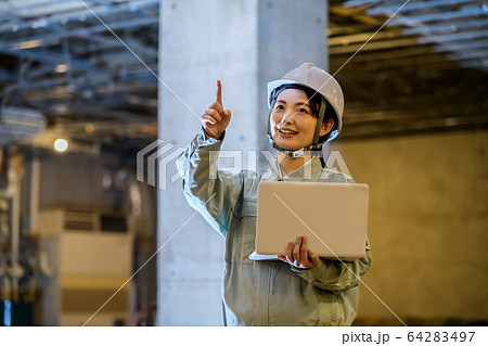 作業員　女性　作業着　ヘルメット　バソコン 64283497