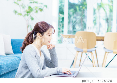 若い女性　ノートパソコン 64283781