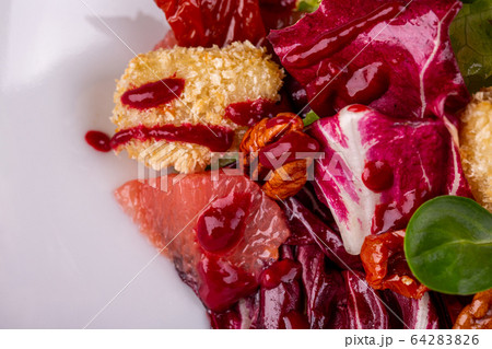 Salad with chicken fillet in bread crumbs, served with pecan nuts and fresh salad Salad with chicken fillet in bread crumbs, served with pecan nuts and fresh salad 64283826