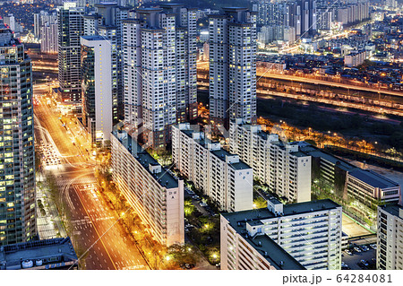 夜景 道路 都市 64284081