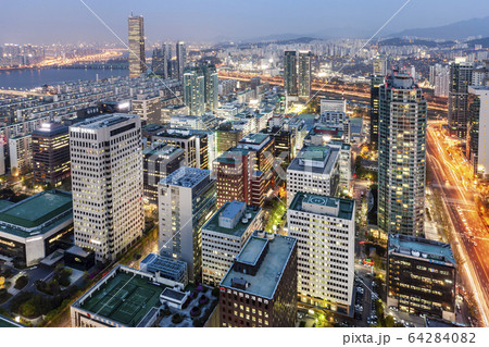 夜景 道路 都市 64284082
