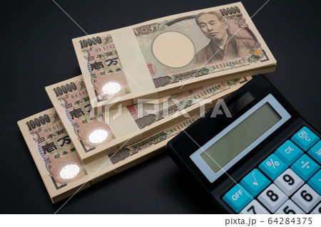 電卓と札束 64284375