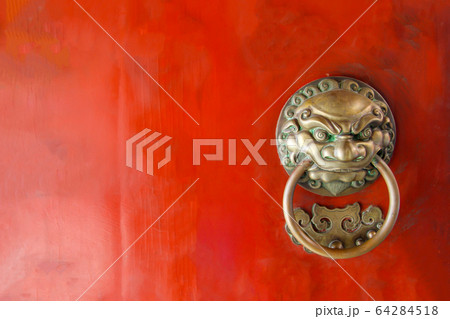 The red old door in front of Buddha Tooth Relic The red old door in front of Buddha Tooth Relic 64284518