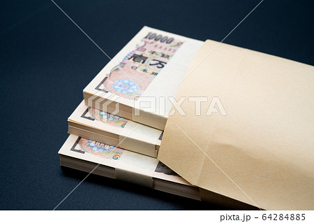札束　黒背景 64284885