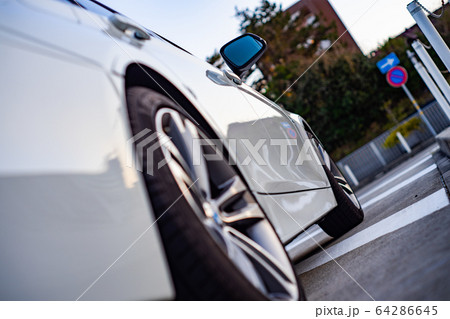 白い車 洗車 ボディー 綺麗 反射の写真素材