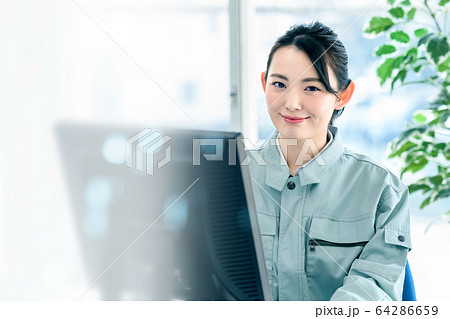 オフィス オペレーター 作業員 女性 パソコン オフィス オペレーター 作業員 女性 パソコン 64286659