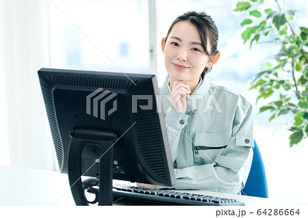 オフィス　オペレーター　作業員　女性　パソコン 64286664