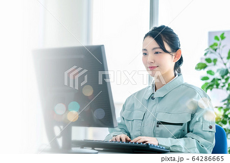 オフィス　オペレーター　作業員　女性　パソコン 64286665
