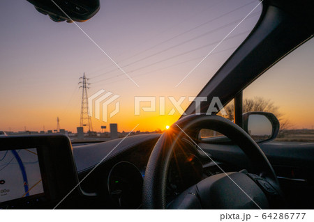 早朝ドライブ 運転席 日の出 絶景 早朝ドライブ 運転席 日の出 絶景 64286777