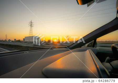 早朝ドライブ 運転席 日の出 絶景 早朝ドライブ 運転席 日の出 絶景 64286779