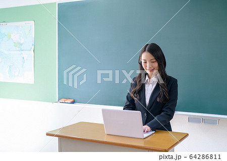 教師　先生　女性　教室　バソコン 64286811