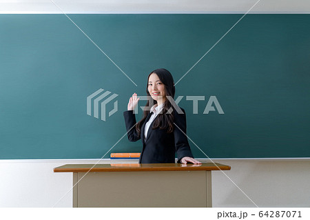 教師　教員　先生　女性　教室　授業 64287071