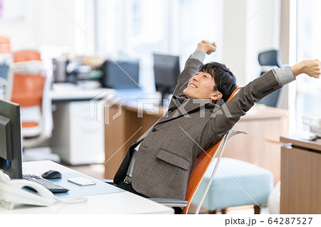 ビジネス　男性　オフィス　新入社員　背伸び 64287527