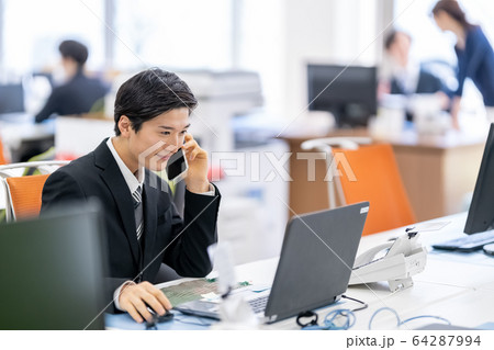 ビジネス　オフィス　スマートフォン　通話 64287994