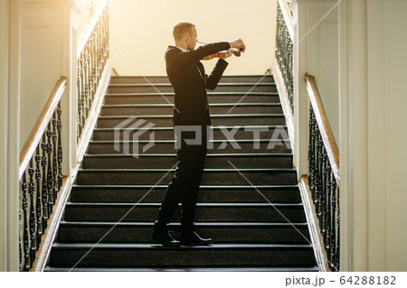 professional musician man play violin 64288182
